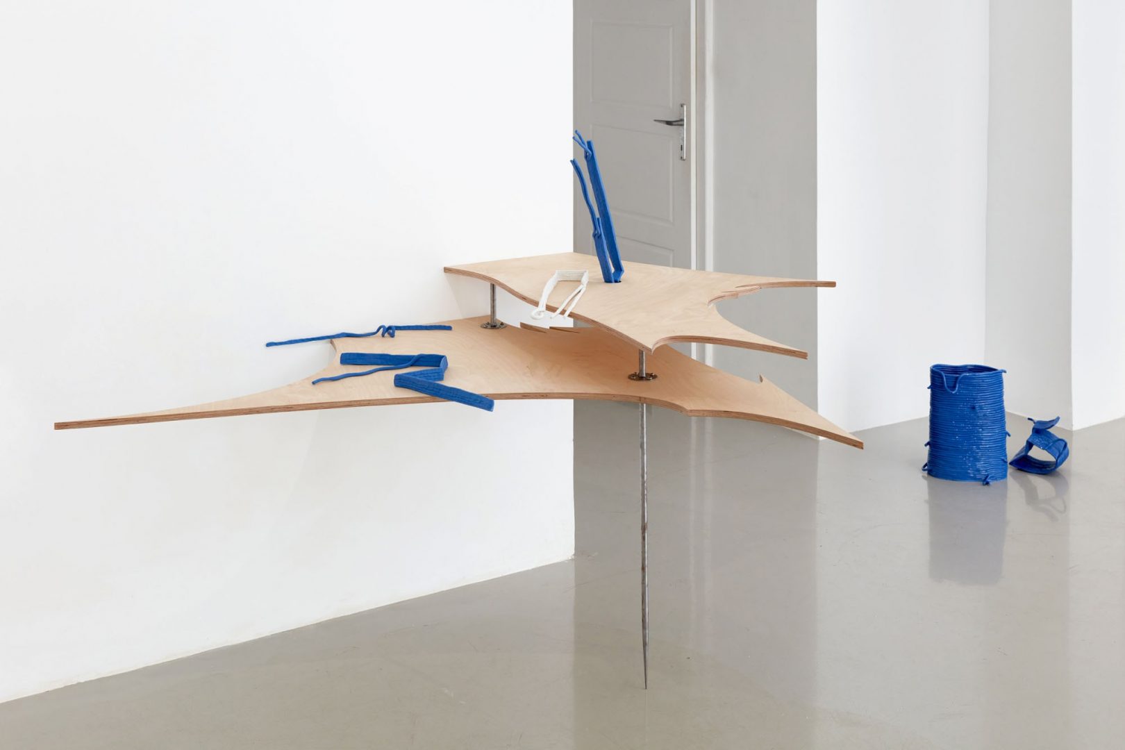Double bind, 2021, porcelain, birch plywood, metal, 127,5 × 190 × 140 cm_01 thumbnail