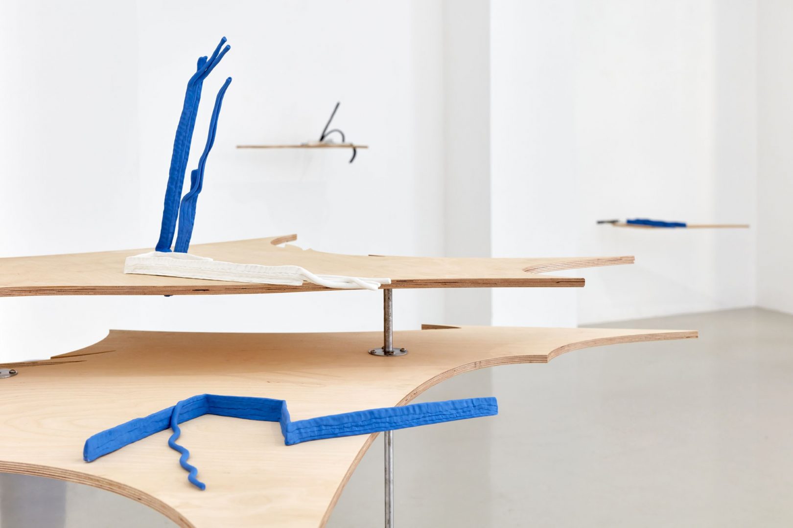 Double bind, 2021, porcelain, birch plywood, metal, 127,5 × 190 × 140 cm_02 thumbnail