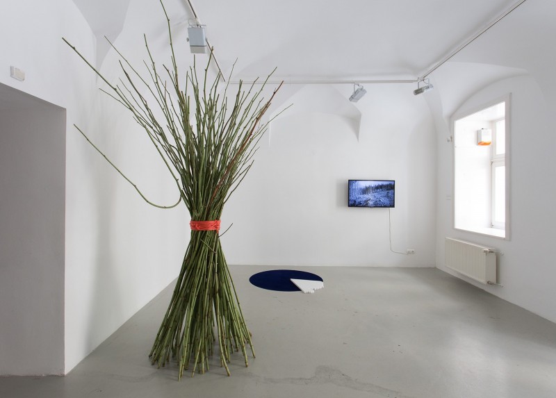 014_travelling with_a_blind_map_installation_view_with_works_of_kitti_gosztola_and_bence_gyorgy_palinkas_kisterem_2018