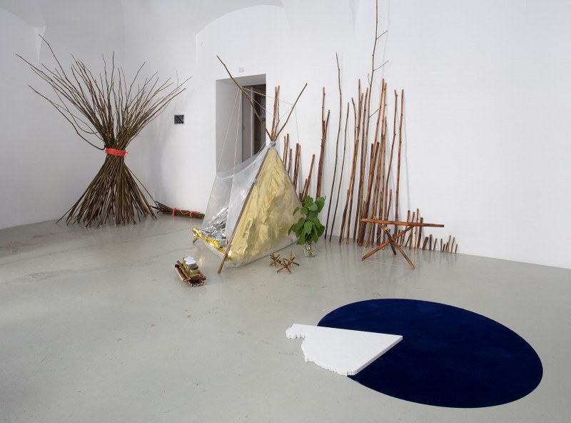 015_travelling with_a_blind_map_installation_view_with_works_of_kitti_gosztola_and_bence_gyorgy_palinkas_kisterem_2018